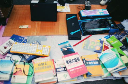 郑州大学跳蚤市场火爆 六旬大妈疯狂砍价,扔下3块钱 抢买 400块衣服